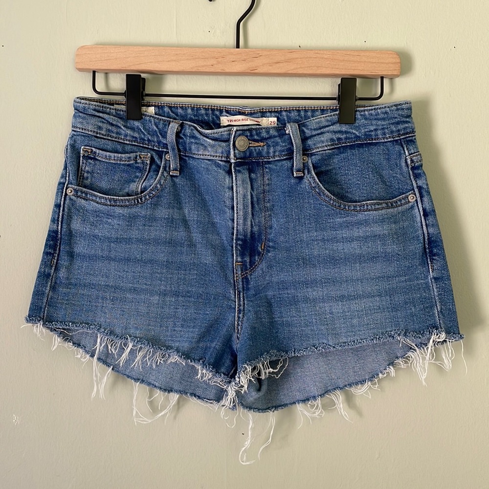 Levi cut-off shorts / 29” waist / medium wash